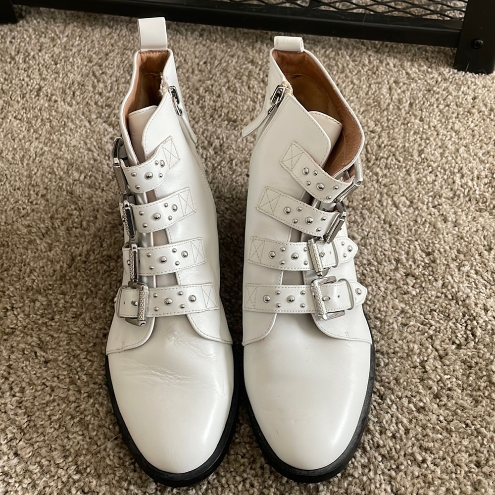 Halogen Lily buckles Boots in white US 8.5